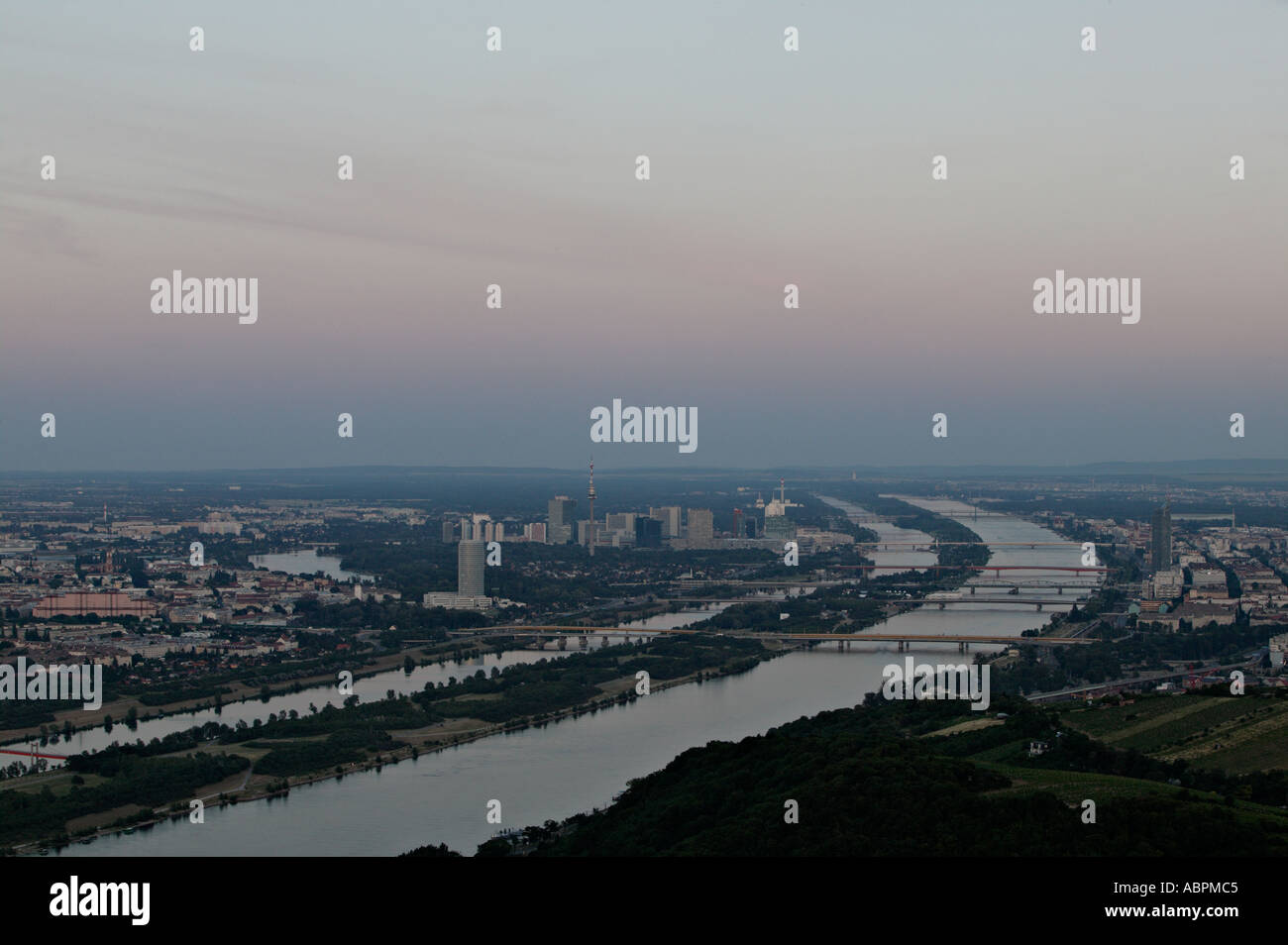 Donau und die Stadt Wien Österreich Stockfoto
