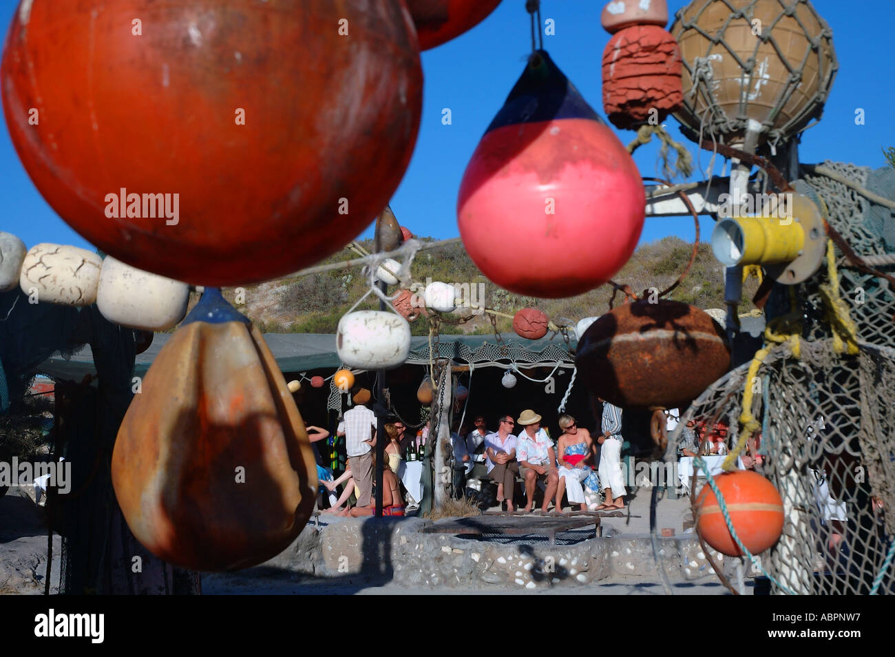 Entspannte junges Publikum im rustikalen Restaurant am Strand sterben Strandloper Langebaan Lagune Western Cape Südafrika Nein Herr oder PR Stockfoto