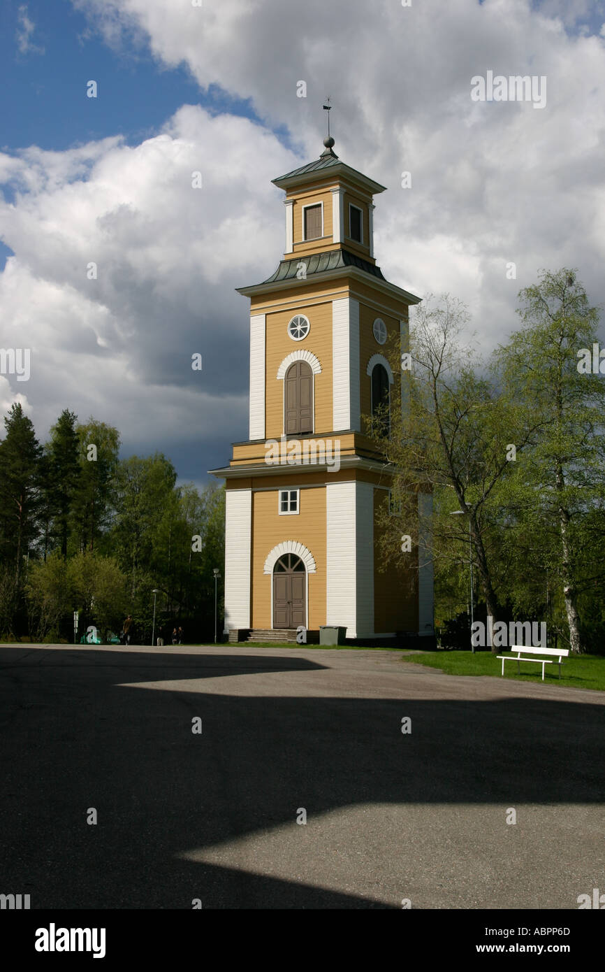 Hölzerner Glockenturm der Kirche von Kuhmo Stockfoto