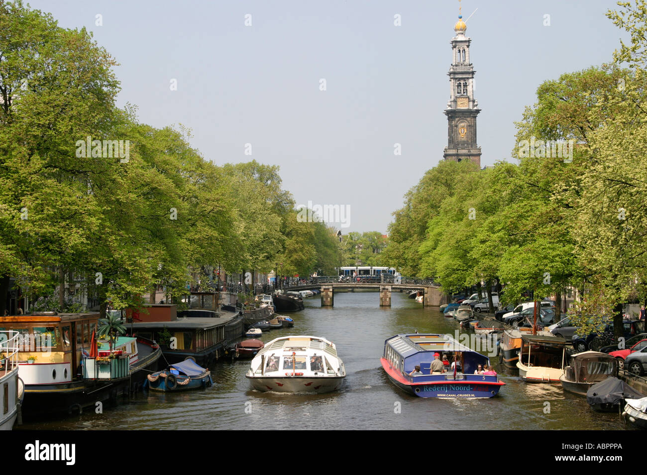 Mit Blick auf den Turm der Westerkerk am Prinsengracht, Amsterdam, Holland. Stockfoto