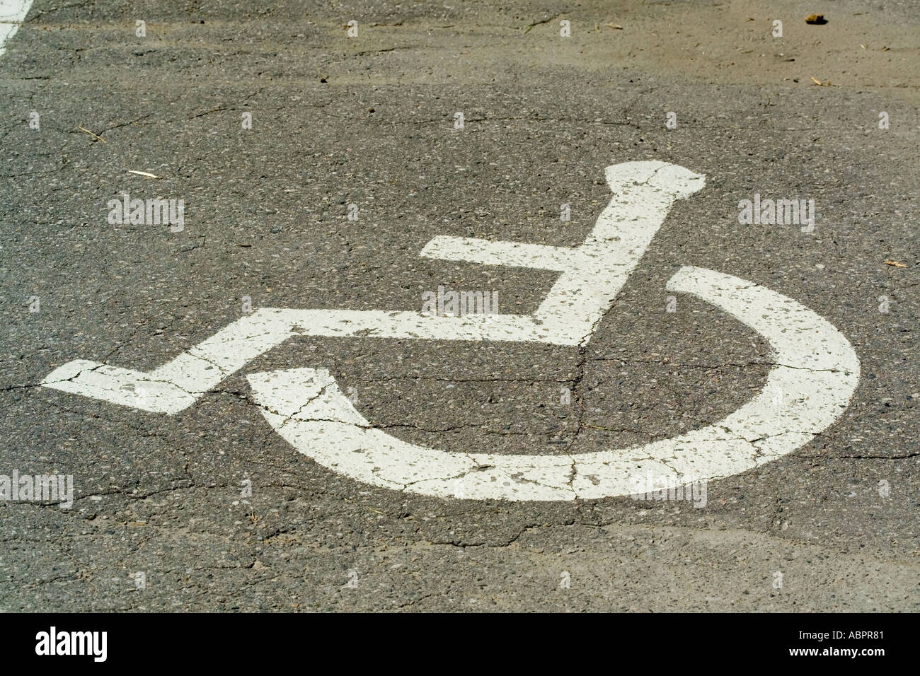 Behindertenparkplatz registrieren nur auf Asphalt Stockfoto