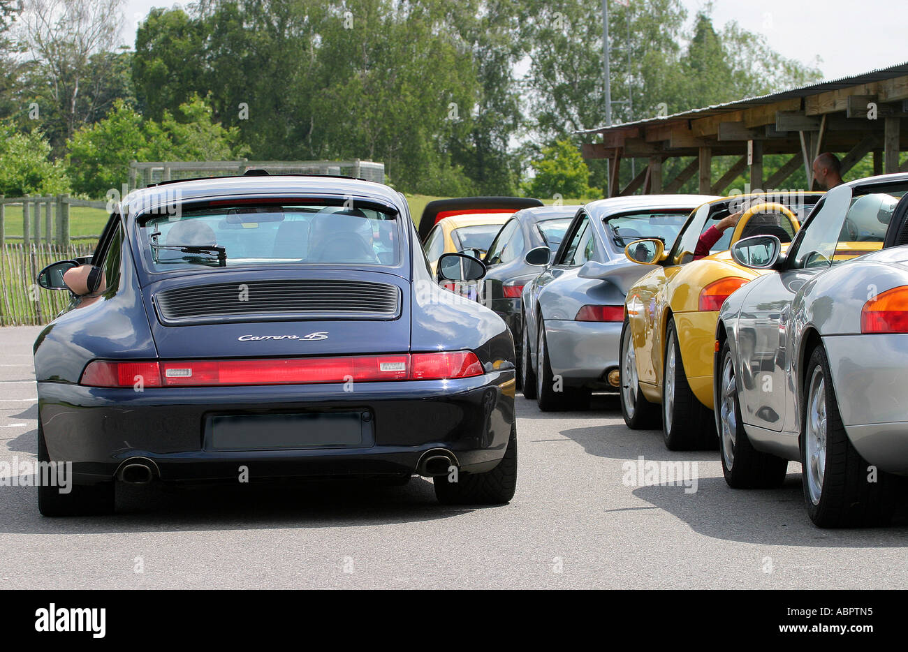 Porsche-Besitzer Trackday auf dem Goodwood Motor Circuit in Sussex, England. Stockfoto