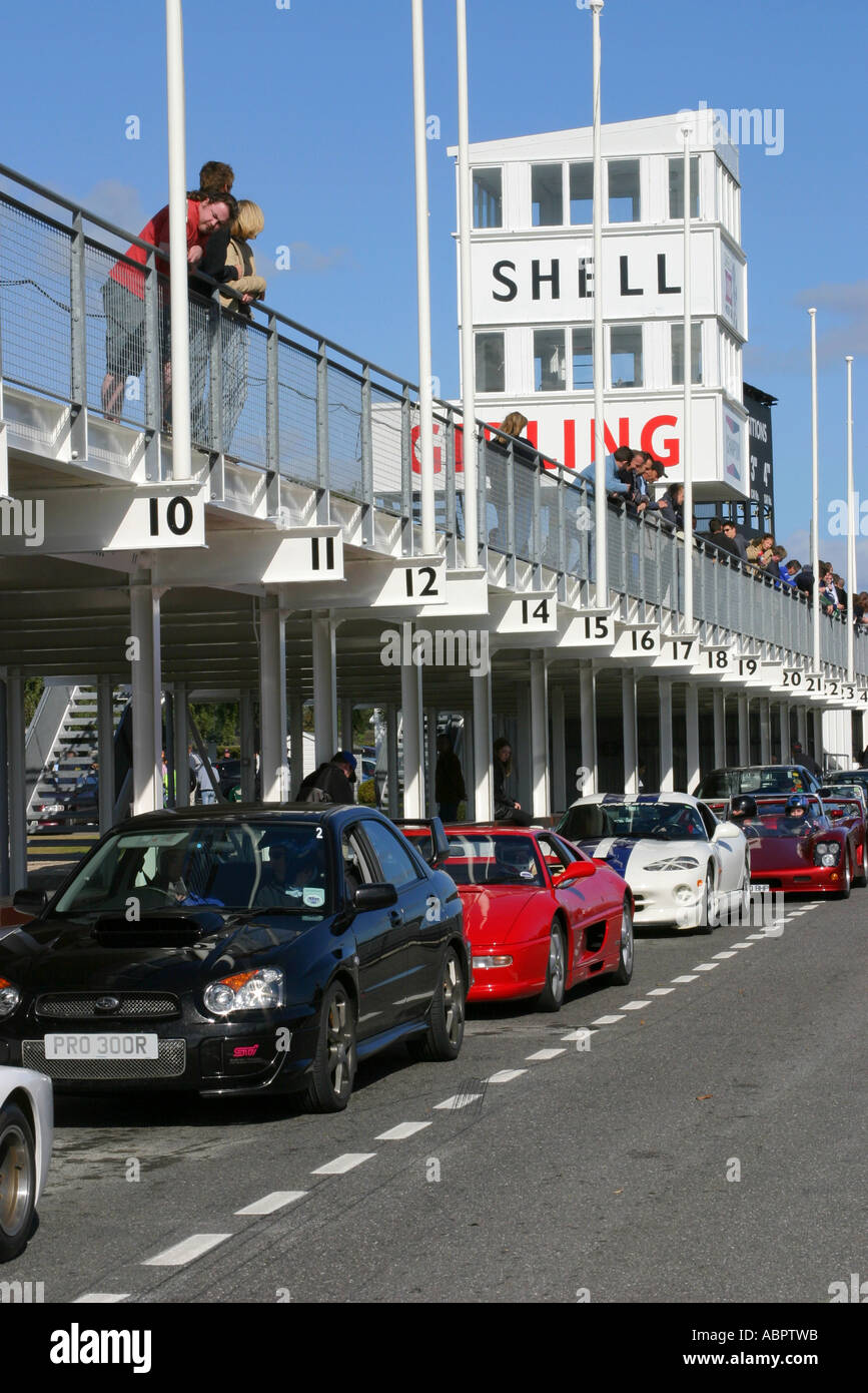 Autos, die darauf warten, von den Gruben an einem organisierten Track-Tag bei Goodwood Motor Circuit, UK veröffentlicht werden. Stockfoto