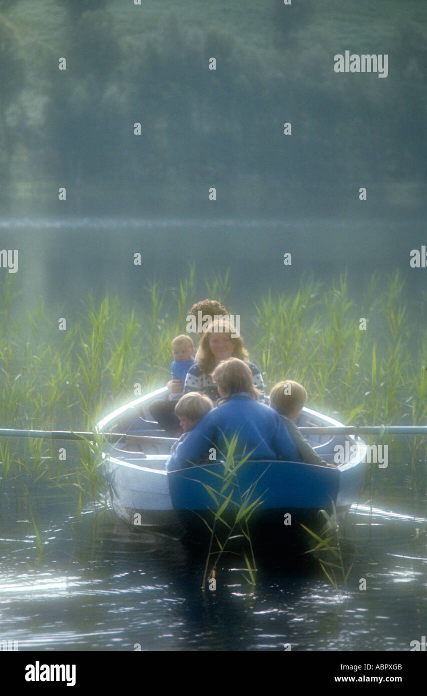 Familienausflug in einem Boot auf einem See Stockfoto