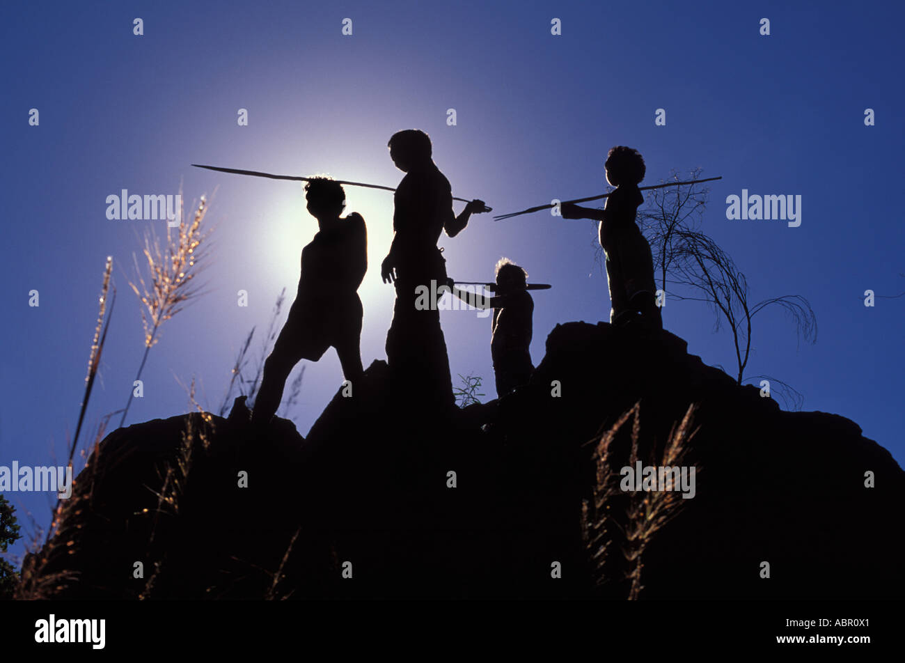 Aborigines ältere und junge Männer mit Speeren ArnhemLand Jagd. Speer Vorteil ruhig Stockfoto