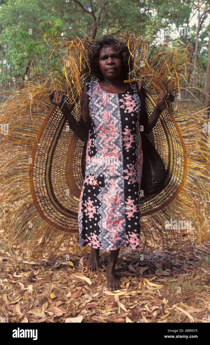 Aborigine-Künstler Judy Baypungnala Arnhem Land des berühmtesten Pandanus weaver Stockfoto
