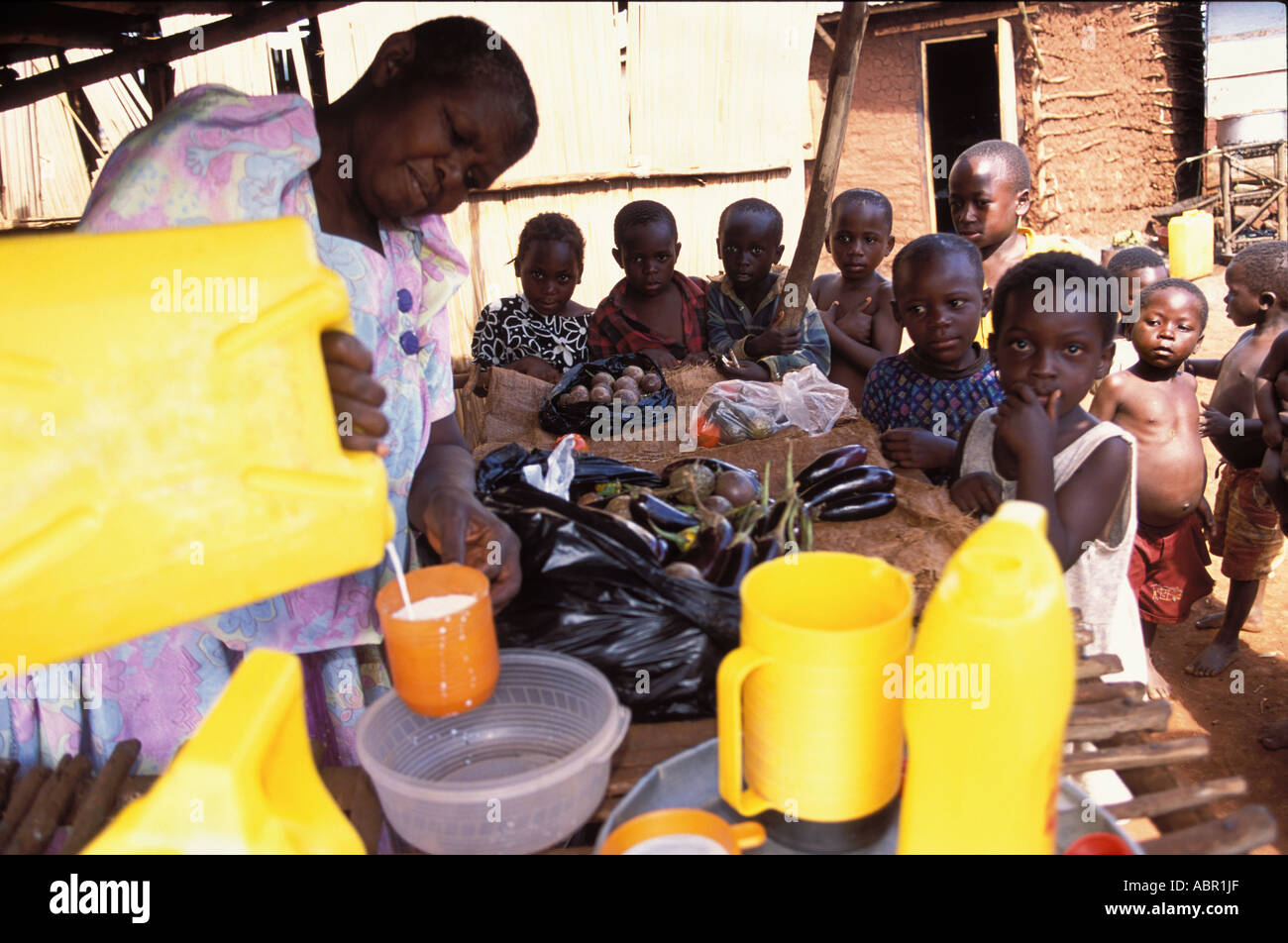 HIV Waisenkinder Schlange für Milch zur Verfügung gestellt durch Speichern der Kinder in Uganda Stockfoto