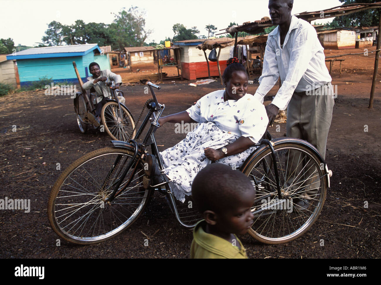Behinderte Menschen in Uganda mit Dreirädern zur Verfügung gestellt von hinzufügen Stockfoto