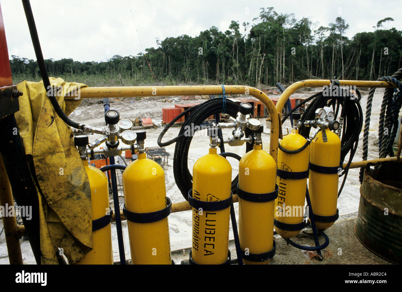 Caraoari, Brasilien. Öl-Exploration-Website mitten im Amazonas-Regenwald; gelben Gasflaschen. Stockfoto