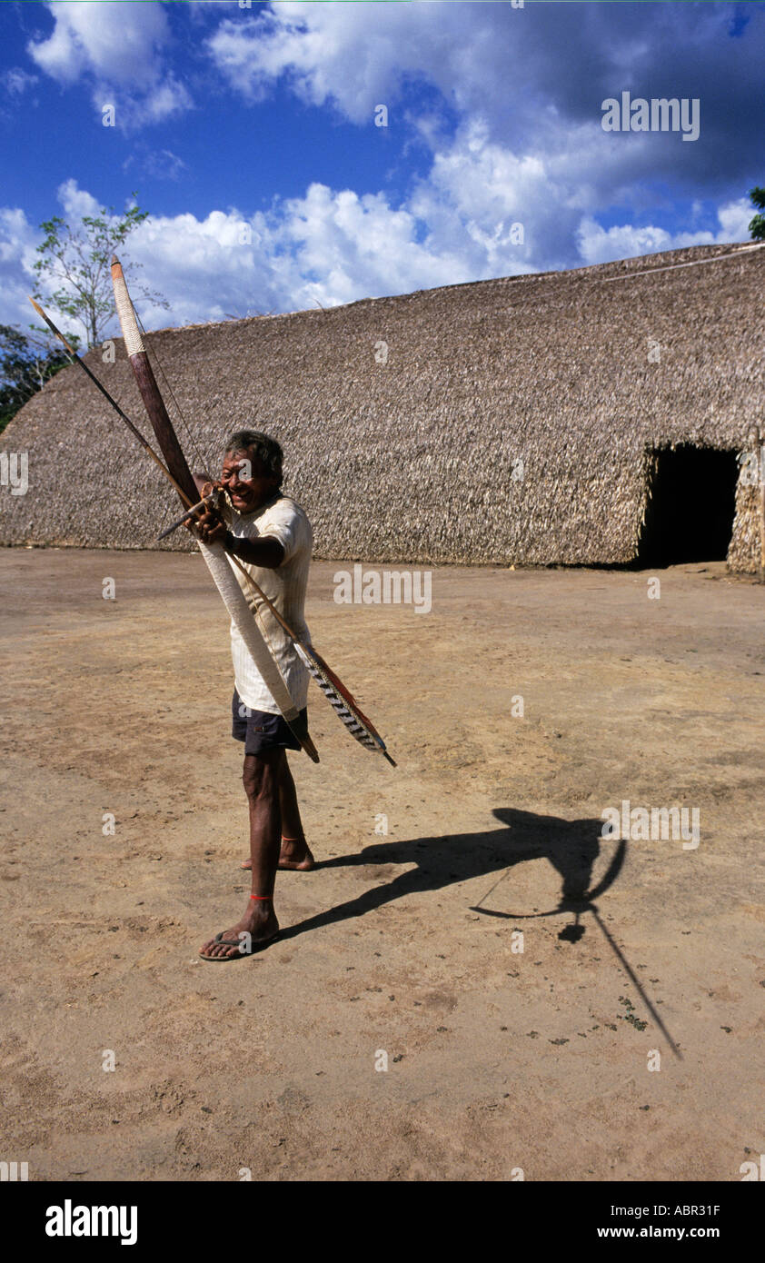 Koatinemo Dorf, Brasilien. Assurini Inder seinen Pfeil und Bogen Fähigkeiten außerhalb des Hauses der Toten demonstrieren. Para-Zustand. Stockfoto