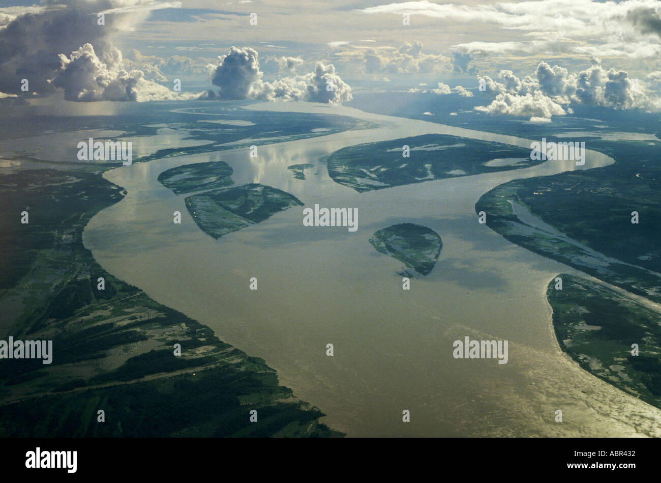 Amazonien, Brasilien. Luftaufnahme des großen Amazonas-Flusses in der nassen Jahreszeit genommen aus großer Höhe. Stockfoto