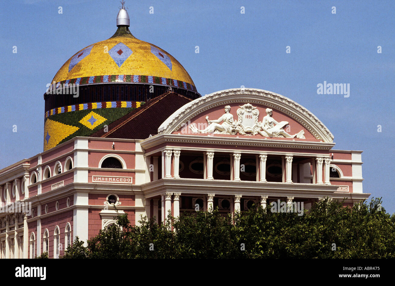 Manaus, Brasilien. Manaus-Opernhaus mit bunt gekachelten Kuppel in brasilianischen Farben;  Bundesstaat Amazonas. Stockfoto