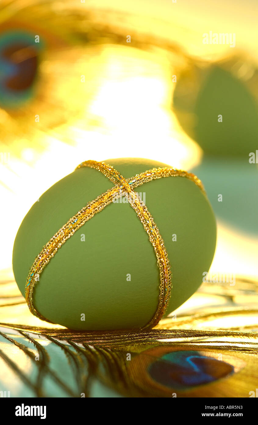 Grünen dekorativen Ei auf einem Bett aus Pfauenfedern Stockfoto