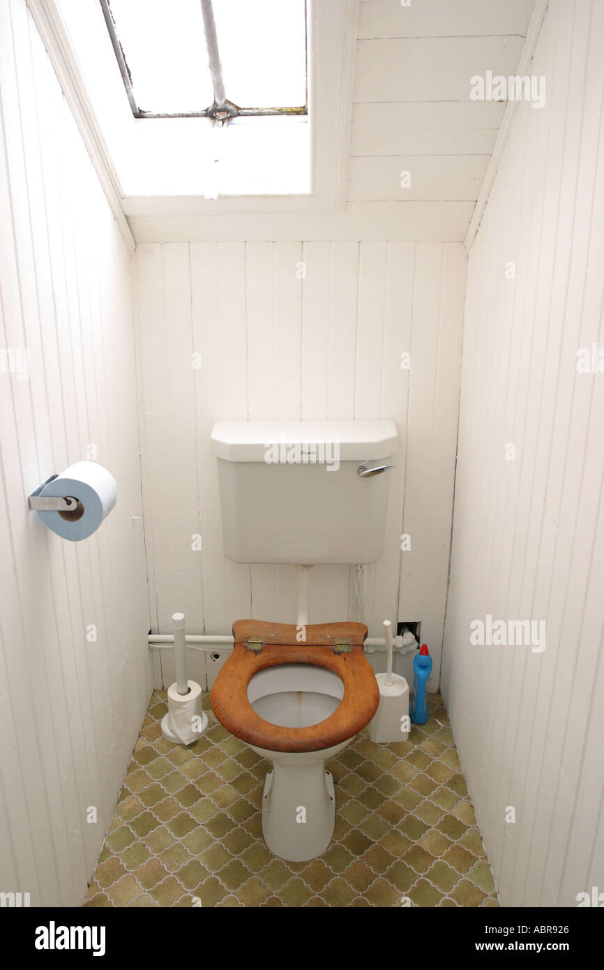 Einfaches Haus Toilette in einem Holz getäfelten Toilette Stockfoto