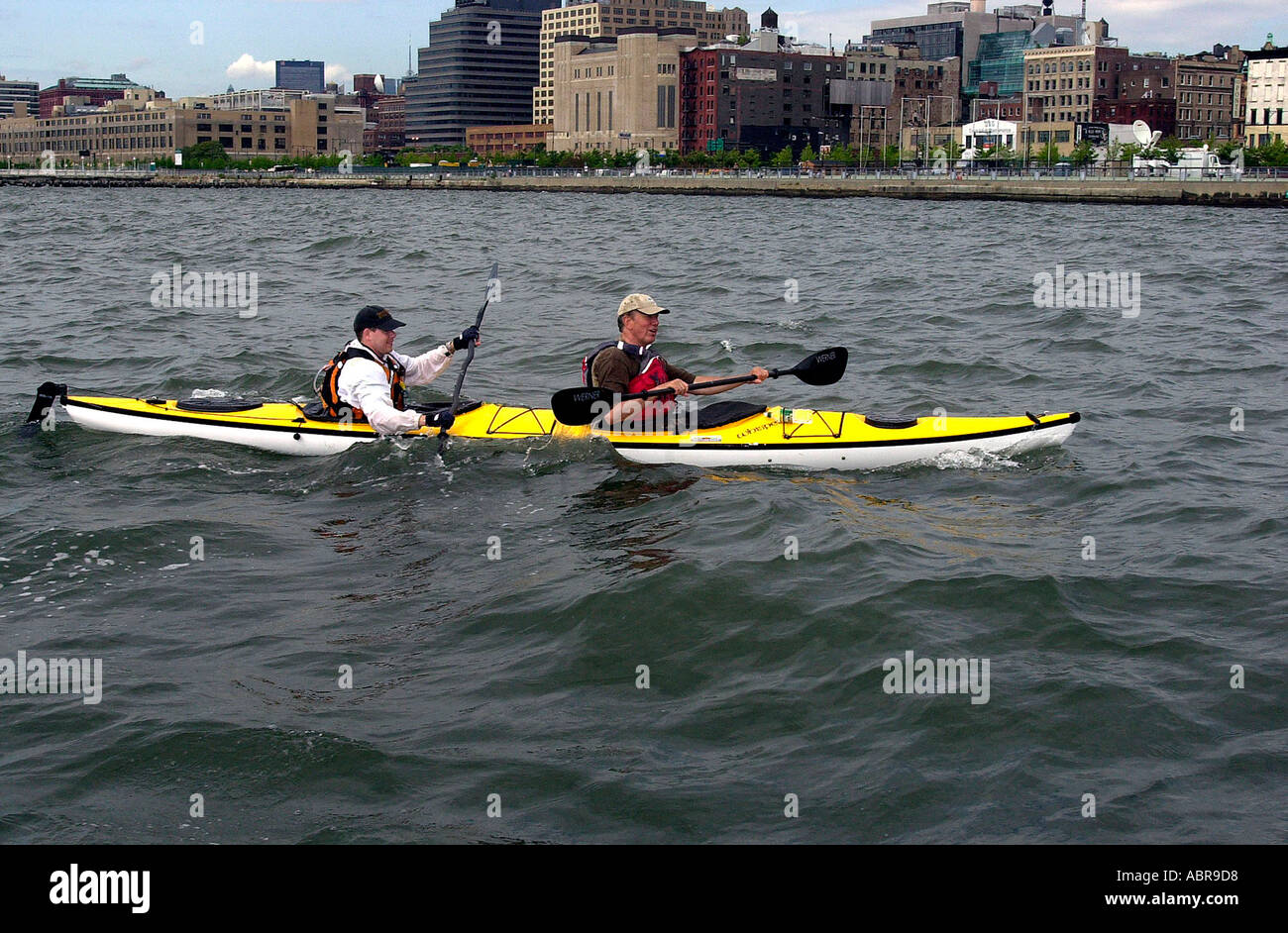 NYS Gouverneur George Pataki R tritt etwa 100 andere Kajakfahrer am 15. Juli 2004 für die letzte Etappe des großen Hudson River paddeln das Paddel 10 Tages reist von Albany NY und endet 146 Meilen später am Pier 26 in Tribeca in New York City auf dem Weg sie besuchen Städte und Gemeinden entlang des Flusses auf natürlichen, historischen und kulturellen Ressourcen aufmerksam machen, die am Ufer des Hudson Pataki gesellte sich im Kajak von Ken Allen L einer der Führer des Paddels Stockfoto