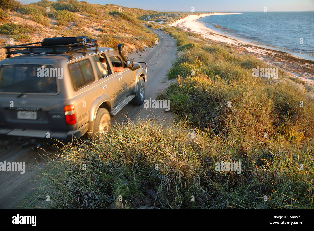 Gut ausgestattete 4WD Fahrzeug überfahren Weg in Richtung Strand Stockfoto