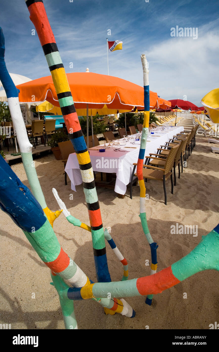 Exklusive VIP-Behandlung mit reservierten Tisch direkt am Meer im IVAN - AQUA Beachclub am Strand von Pampelonne, St Tropez F Stockfoto