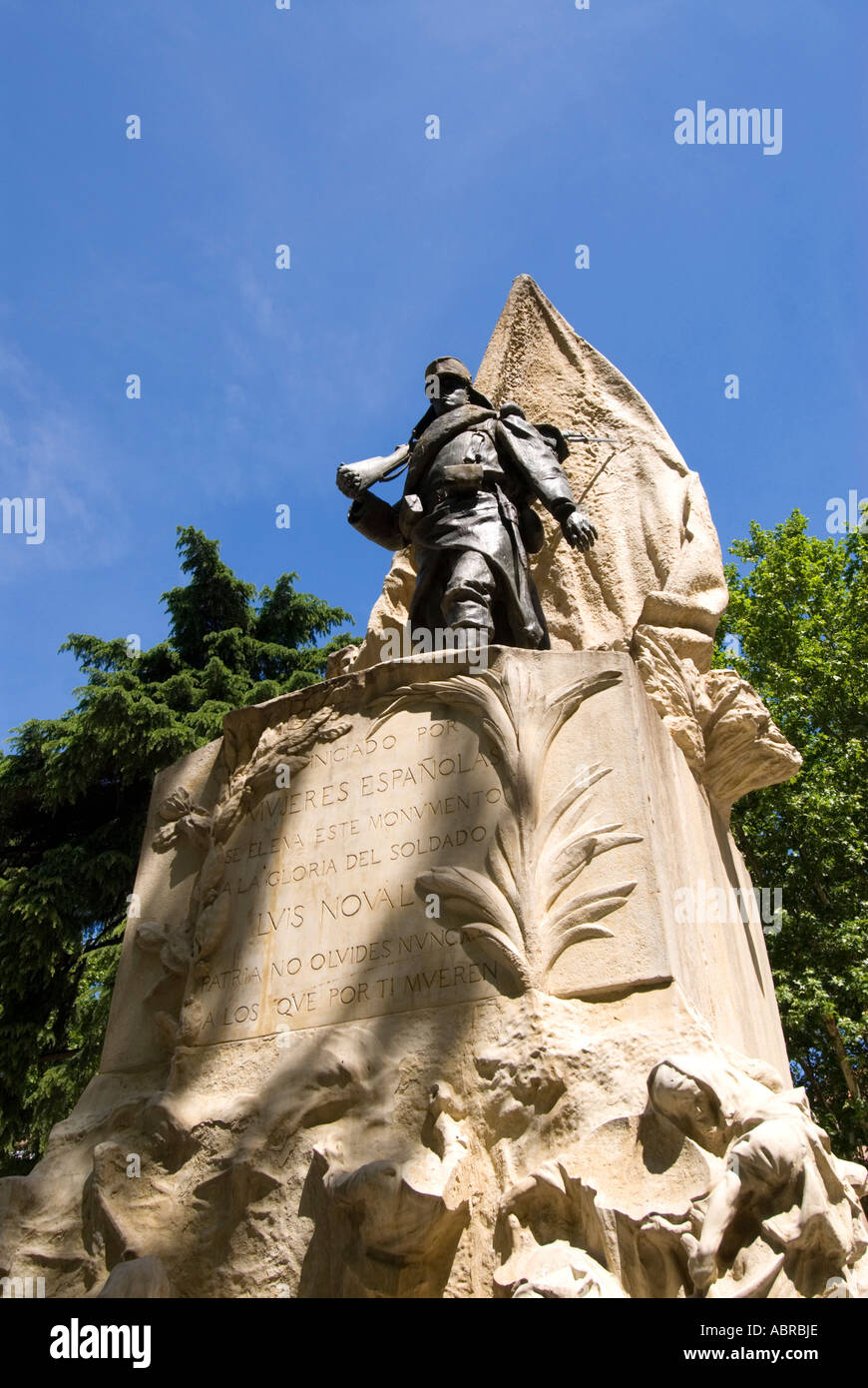 Denkmal für Luis Noval durch die Gruppe Mujeres Espanolas in einem Park in der Nähe des Palacio Real oder Royal Palace Madrid Spanien Stockfoto