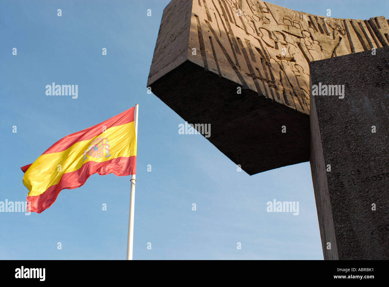 Plaza de Colon oder Plaza Colon Madrid mit Steinskulpturen von Joaquín Vaquero Turclo und die spanische Flagge Stockfoto