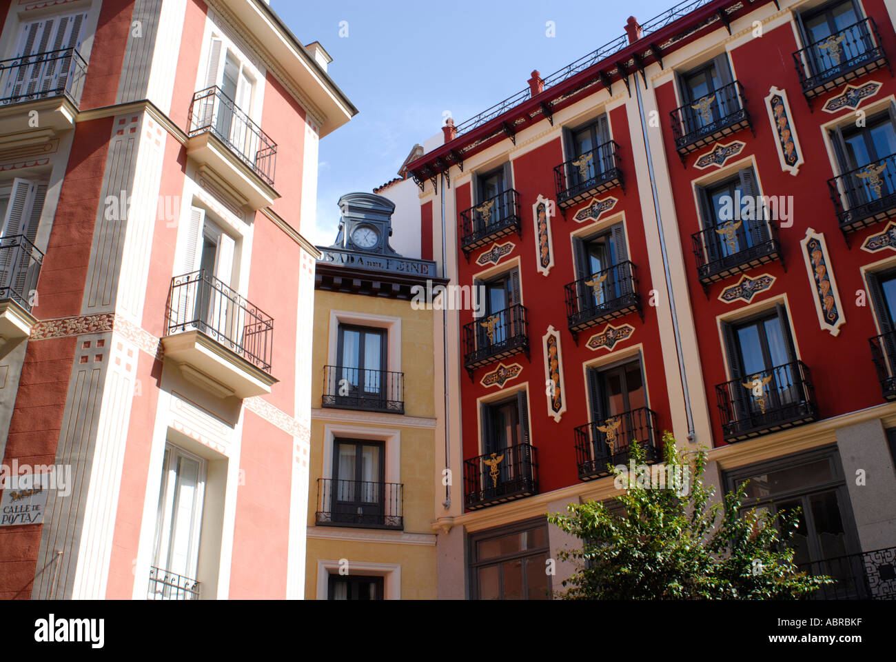 Typische Wohnungen Oder Wohnungen In Madrid Spanien In Der Nahe Der Plaza Mayor Stockfotografie Alamy