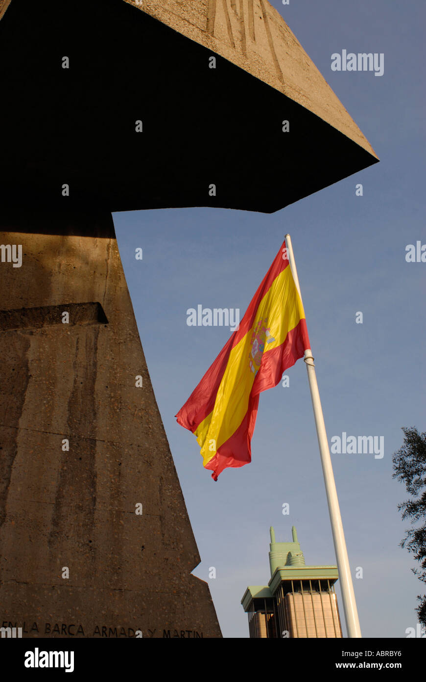Plaza de Colon oder Plaza Colon Madrid mit Steinskulpturen von Joaquín Vaquero Turclo und die spanische Flagge Stockfoto