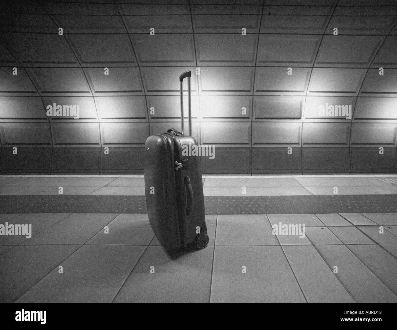 einsamer Koffer am Bahnhof Bahnsteig Stockfoto