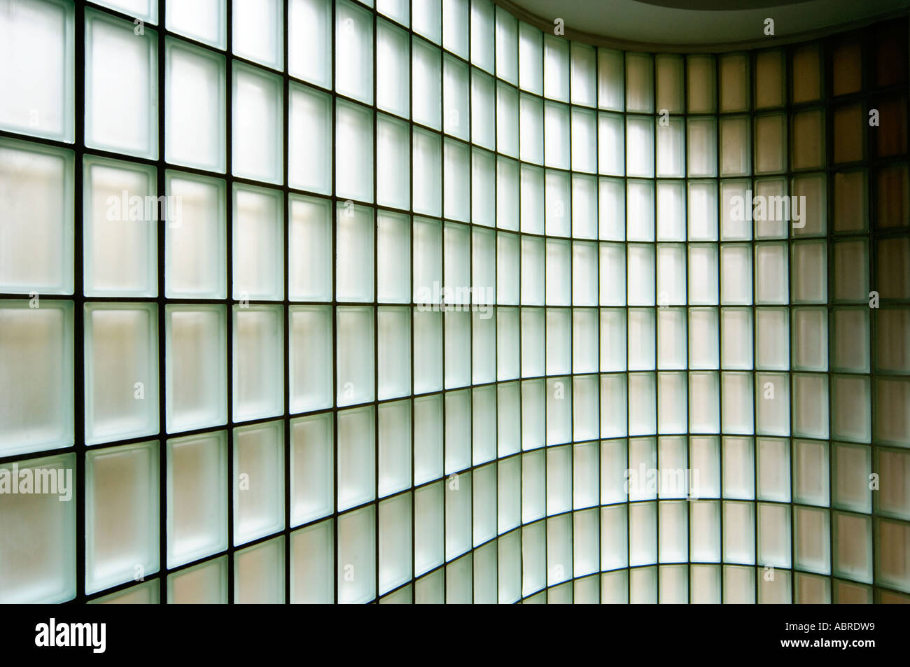 kleine quadratische Glasbausteine in abstrakten Wandgestaltung Muster wiederholte Glas transparent Zeile Kurve Stockfoto