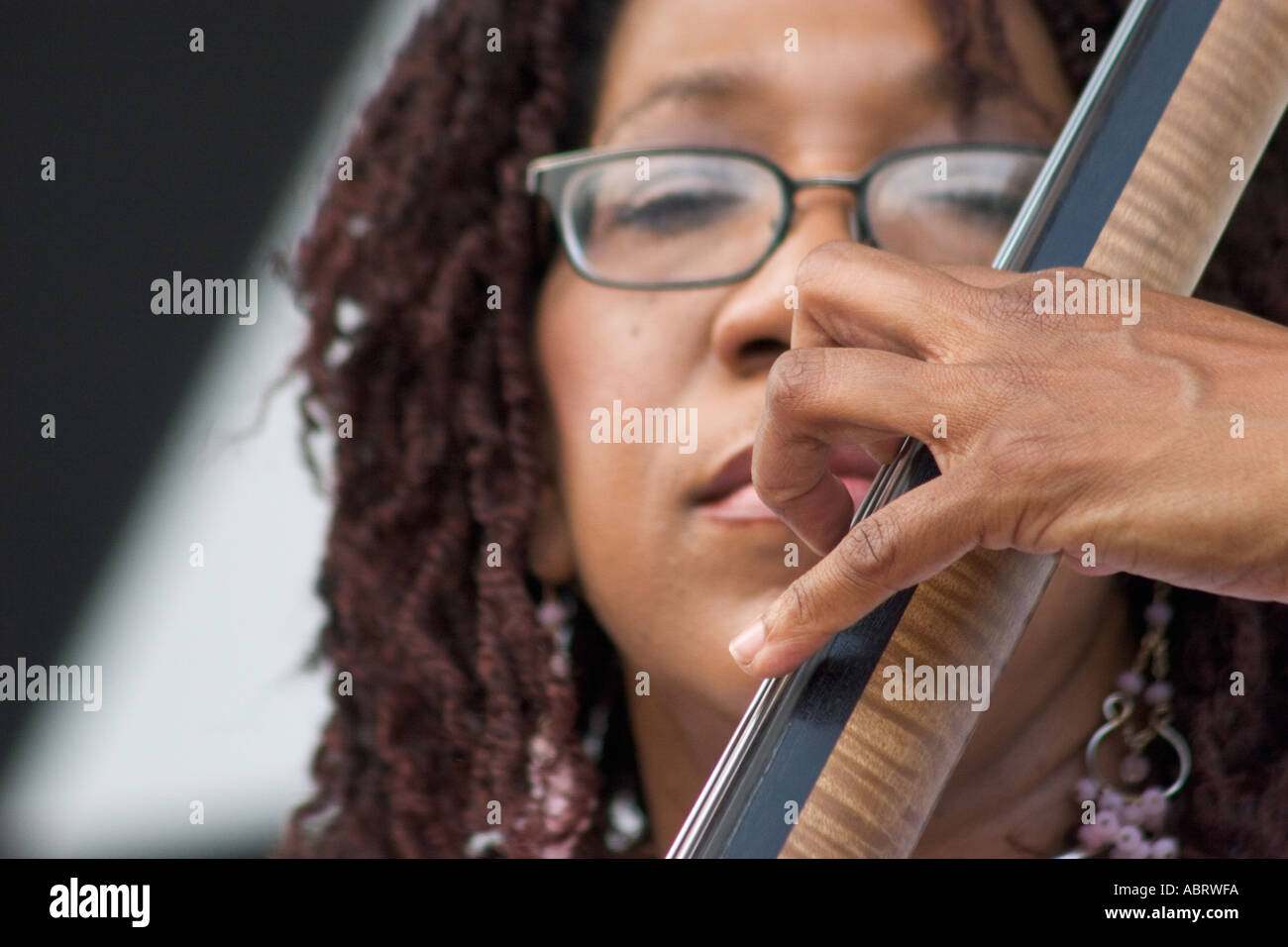 Detroit Michigan Marion Hayden spielt den Bass für alle weiblichen jazz Gruppe geradeaus Stockfoto