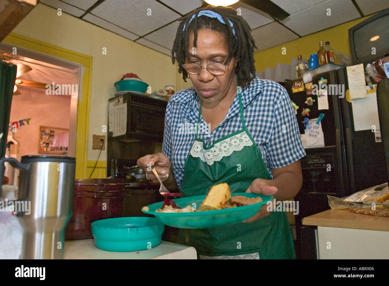 Home Care Worker Fixes Mahlzeit für ältere Menschen, die, denen Sie für kümmert sich Stockfoto