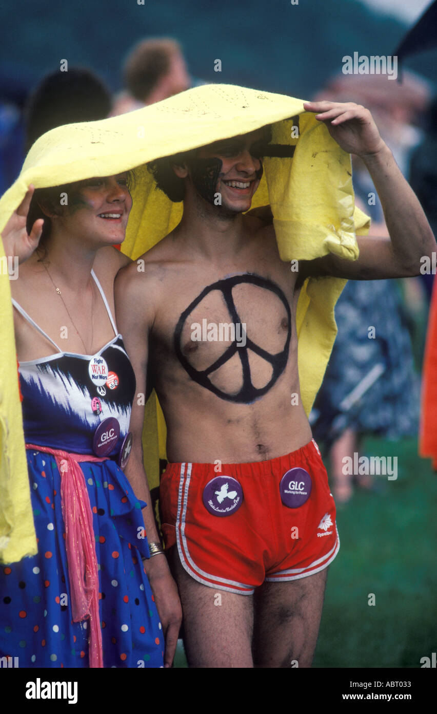 CND-Symbol logo Kampagne für Nukleare Abrüstung Rallye im Hyde Park London gegen den Falklandkrieg. 1982 1980 s UK HOMER SYKES Stockfoto