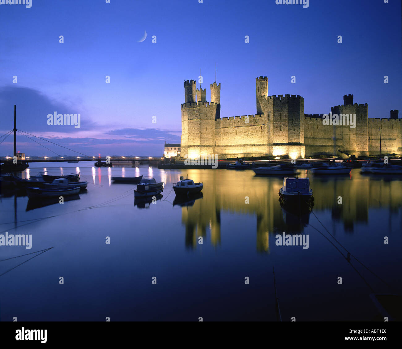 GB - WALES: Caernarfon Castle in der Nacht Stockfoto