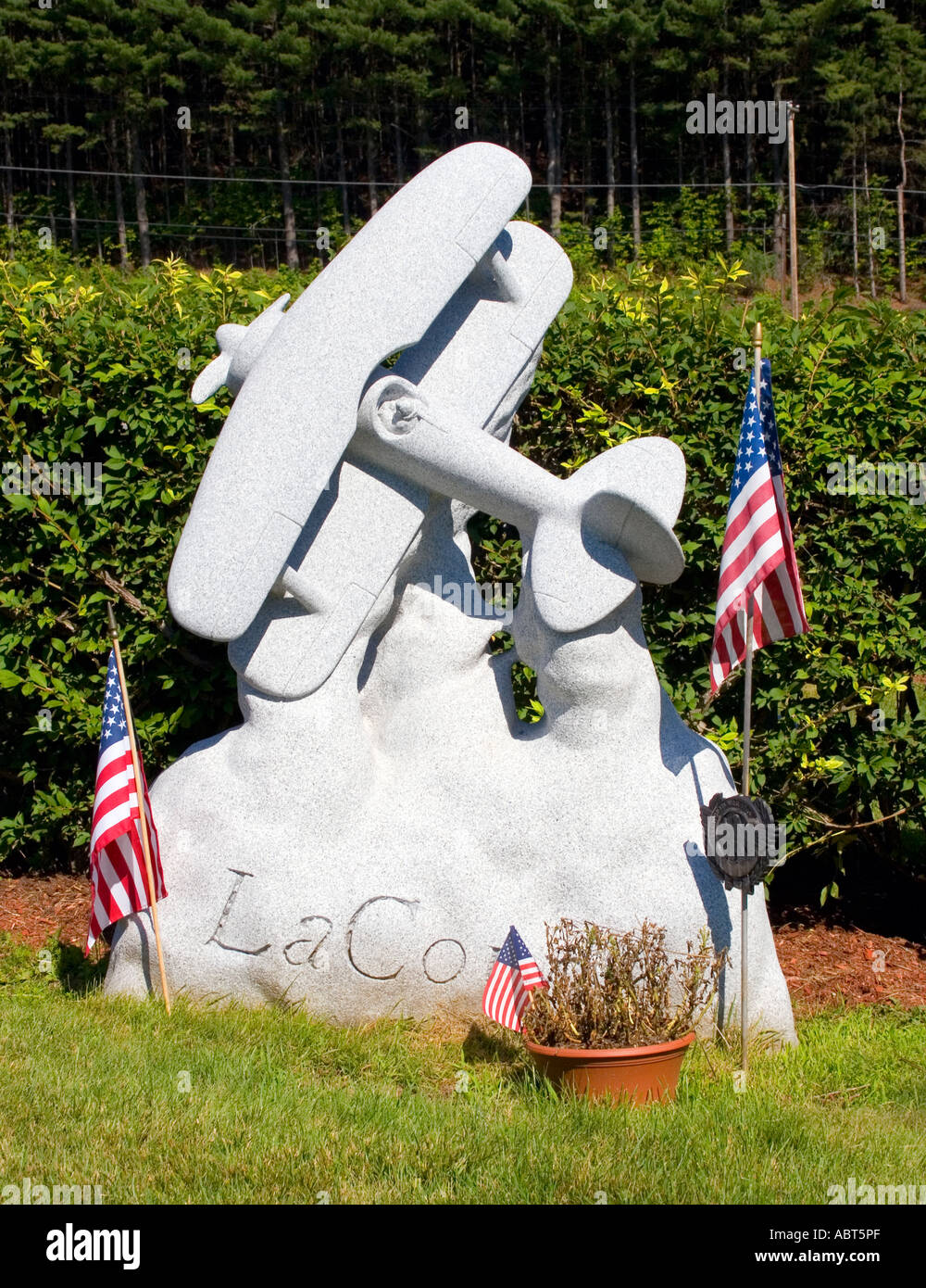 Flugzeug-Grabstein auf dem Hope Cemetery in Barre, Vermont der Granit-Hauptstadt der Welt Stockfoto