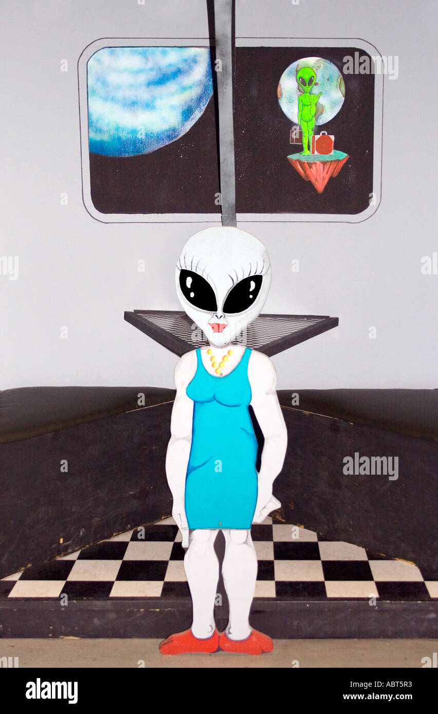 Alien Kellnerin im Diner in einem Souvenirgeschäft in Roswell, New Mexico Stockfoto