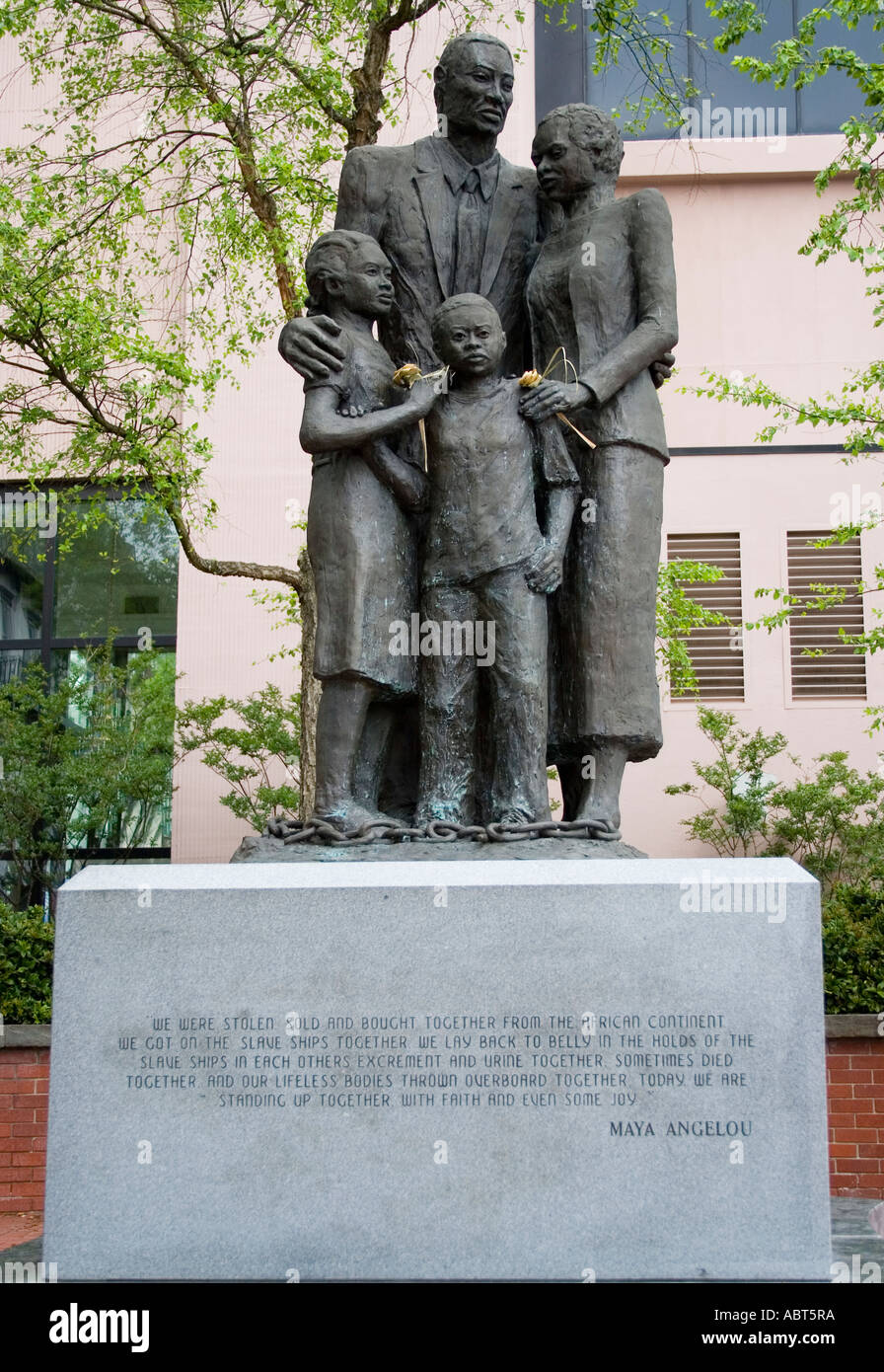 In Savannah, Georgia, einem bronzenen Denkmal für die Sklaverei, steht ein mächtiges Zitat der Maya Angelou, das die Kämpfe und die Widerstandsfähigkeit versklavter Menschen ehrt. Stockfoto