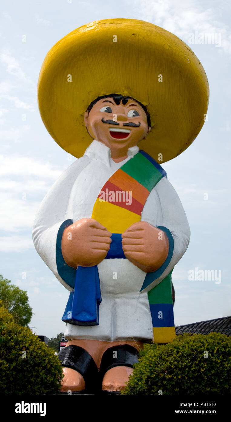 Eine riesige mexikanische Statue südlich der Grenze in Dillon, South Carolina Stockfoto