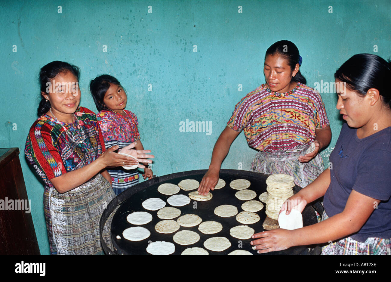 GUATEMALA Guatemala Familienunternehmen macht Tortillas in der Straße San Pedro Sacatepequez Guatemala Mittelamerika zu verkaufen Stockfoto