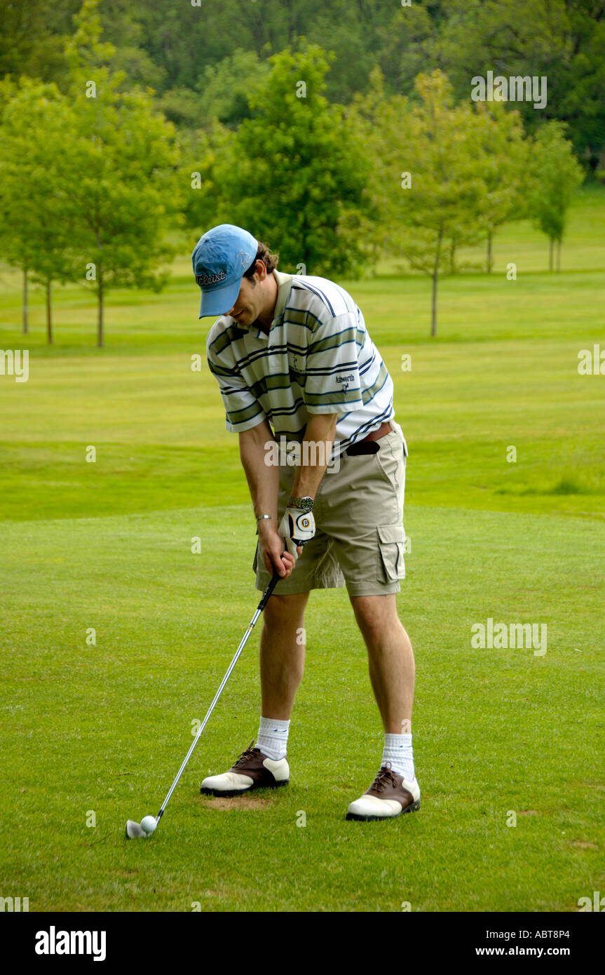Junger Mann beim Golfen Stockfoto
