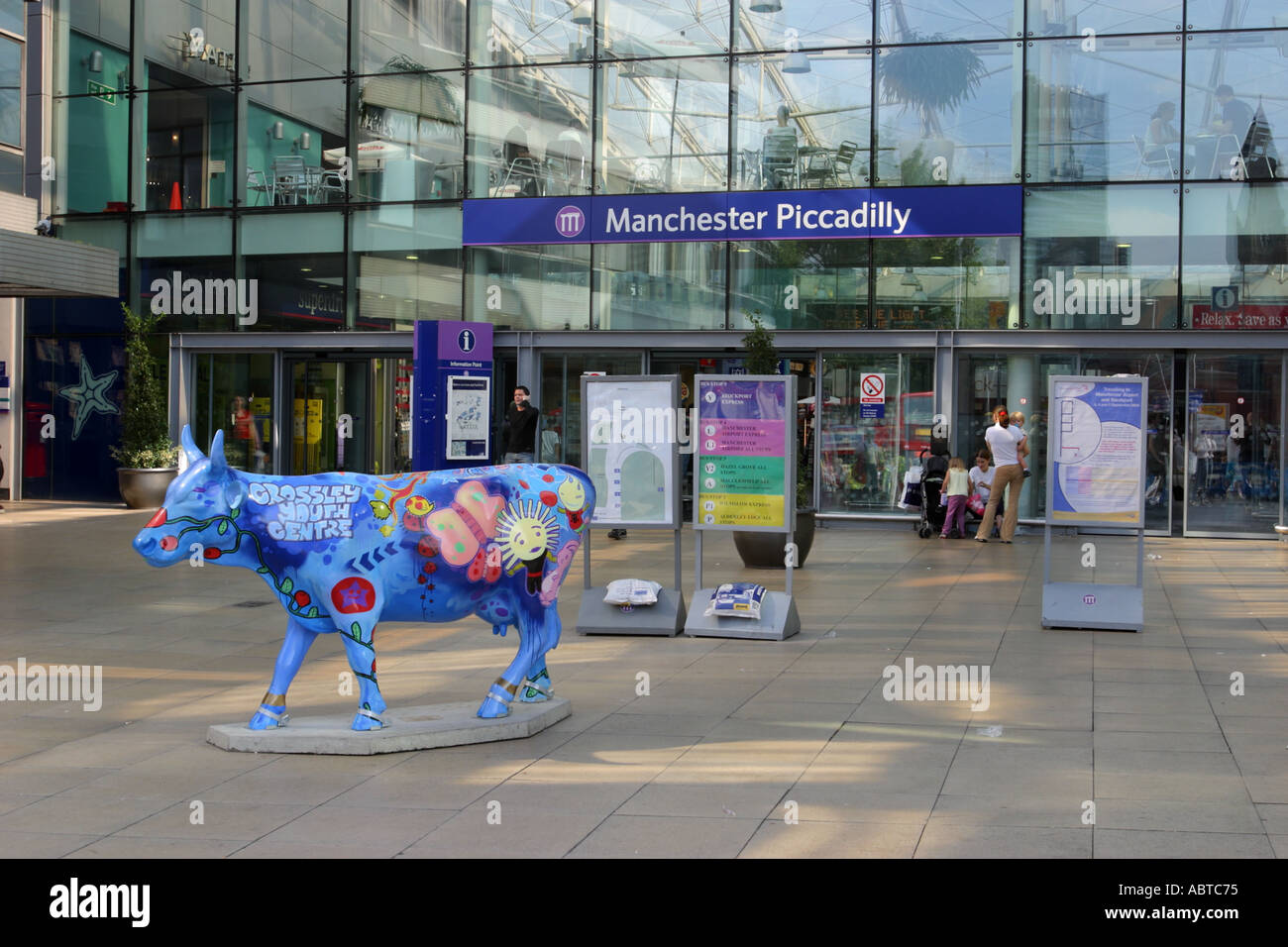 Piccadilly Bahnhof Station Approach Eingang zeigt Kuh Cow Parade Manchester 2004 UK Stockfoto