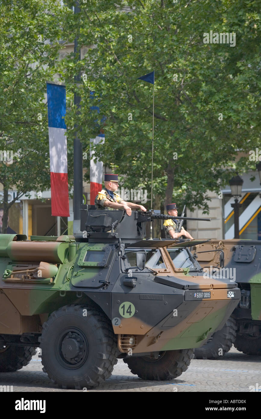 Soldat in einem gepanzerten Amphibienfahrzeug Bastille Day Parade 2007 Paris Stockfoto