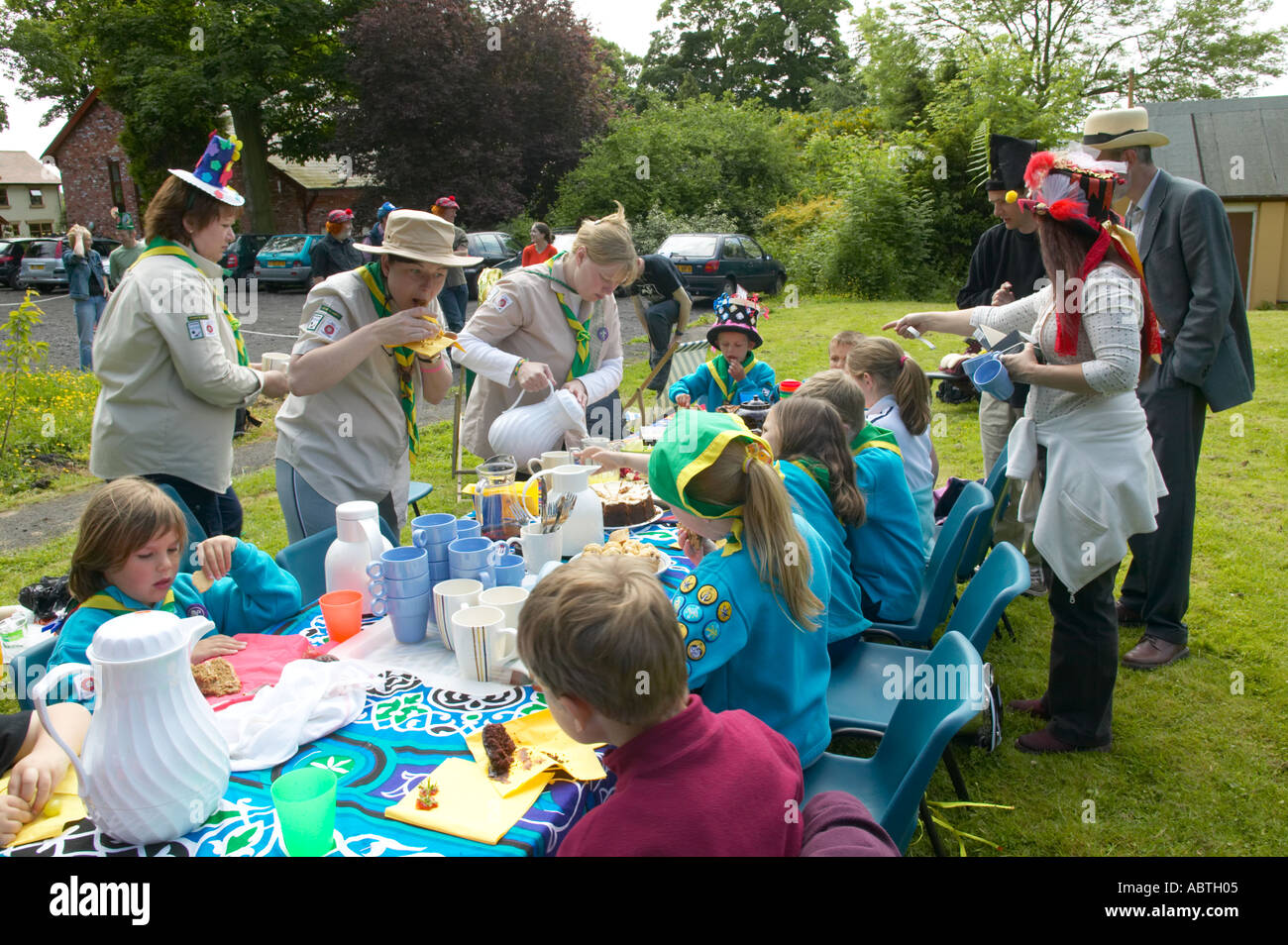 Pfadfinder und jungen genießen eine verrückte Hutmacher Tee-Party bei einer Natur-Veranstaltung Stockfoto