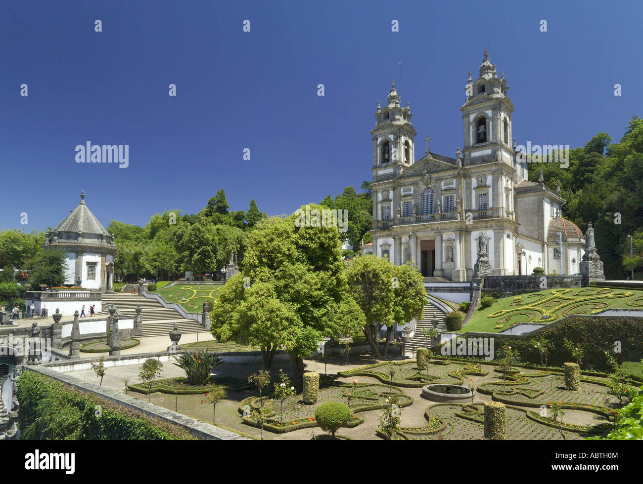 Portugal, Minho; Braga, die Wallfahrtskirche Bom Jesus, über Gärten gesehen Stockfoto