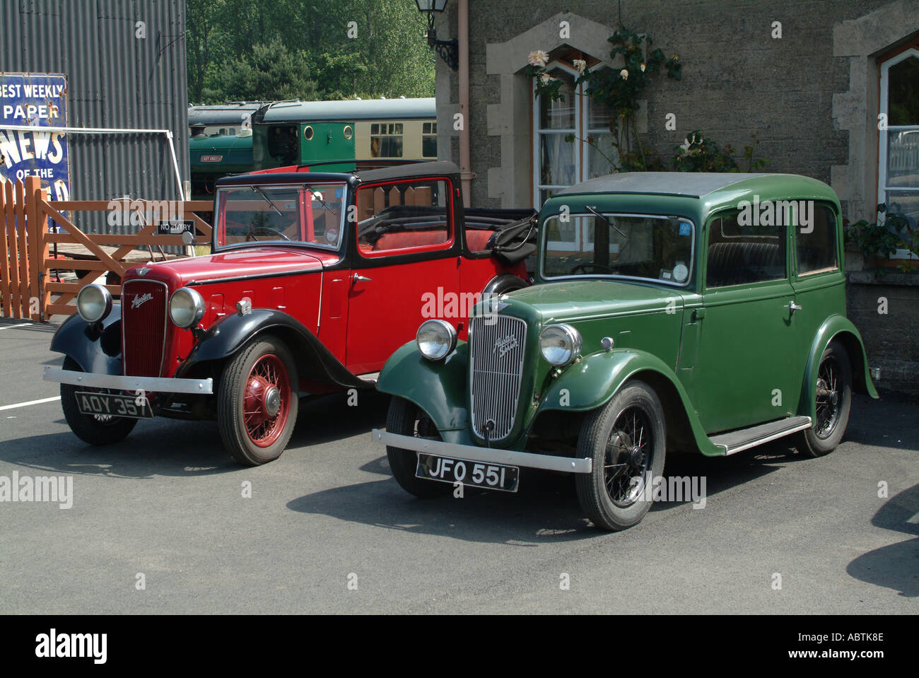 Alten Austin Seven und Austin Tourer parkten in Buckfastleigh Railway Station Devon England Vereinigtes Königreich UK Stockfoto