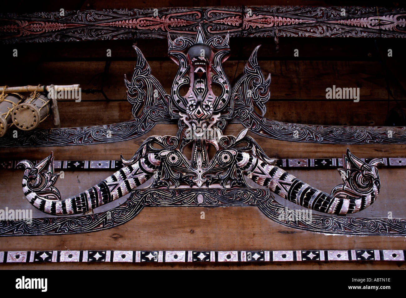 Toba-Batak Indonesien Sumatra Holzschnitzerei Maske Haus Stockfoto
