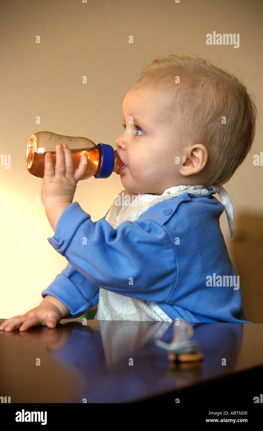 Kleinkind aus eine Flasche Limonade trinken Stockfoto
