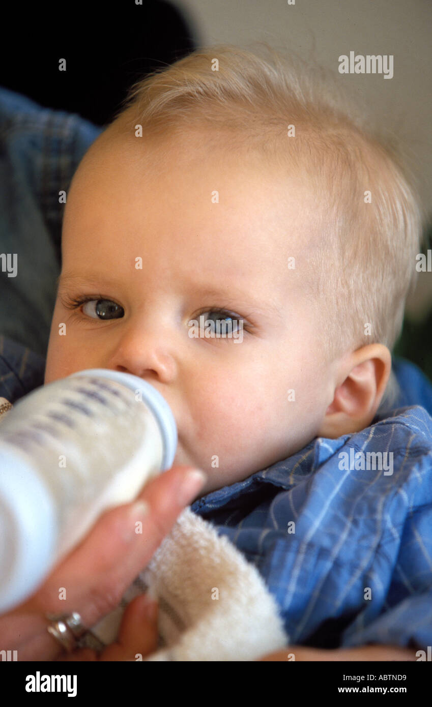 Kleinkind Milch aus der Flasche trinken Stockfoto