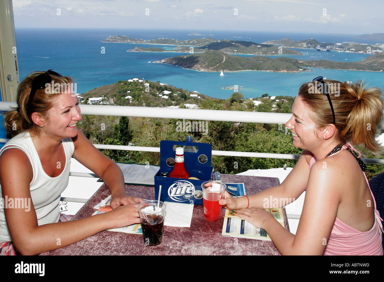 Jungferninseln, USVI, U.S. V.I., Karibisches Meerwasser Atlantischer Ozean Wasser St. Thomas, Saint, Paradise Point, Frauen lächeln, Getränke Getränke Getränke Restaurant res Stockfoto