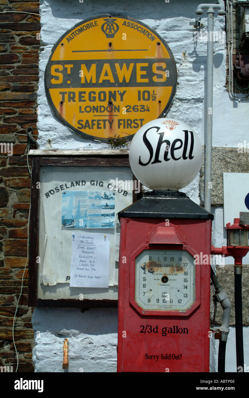 Old Fashioned Zapfsäule und gelben AA Zeichen auf der Vorderseite St Mawes Cornwall Stockfoto