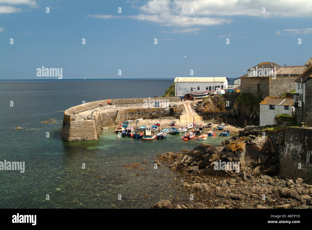 Das kleine Fischerdorf und den Hafen von Coverack Cornwall England Vereinigtes Königreich UK Stockfoto