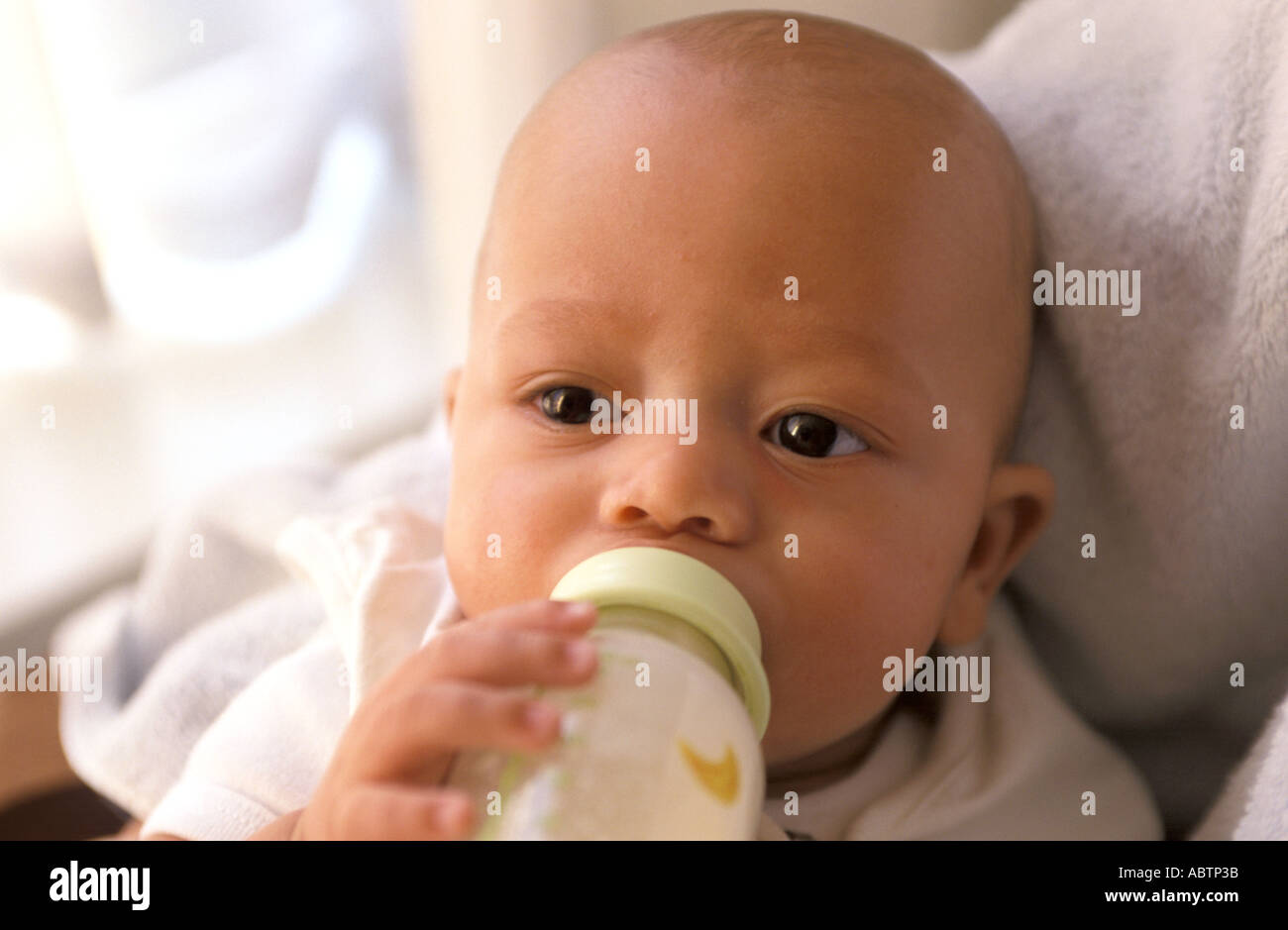 Baby Getränke aus Baby-Flasche Stockfoto