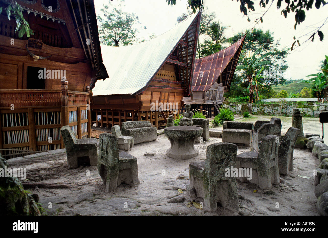 Steinstühle Siallagan Dorf in Ambarita gelegen, Ort waren Stammesangelegenheiten und Gesetzesbrecher diskutiert wurden) Toba Batak Stämme, Lake Toba, Sumatra, Stockfoto